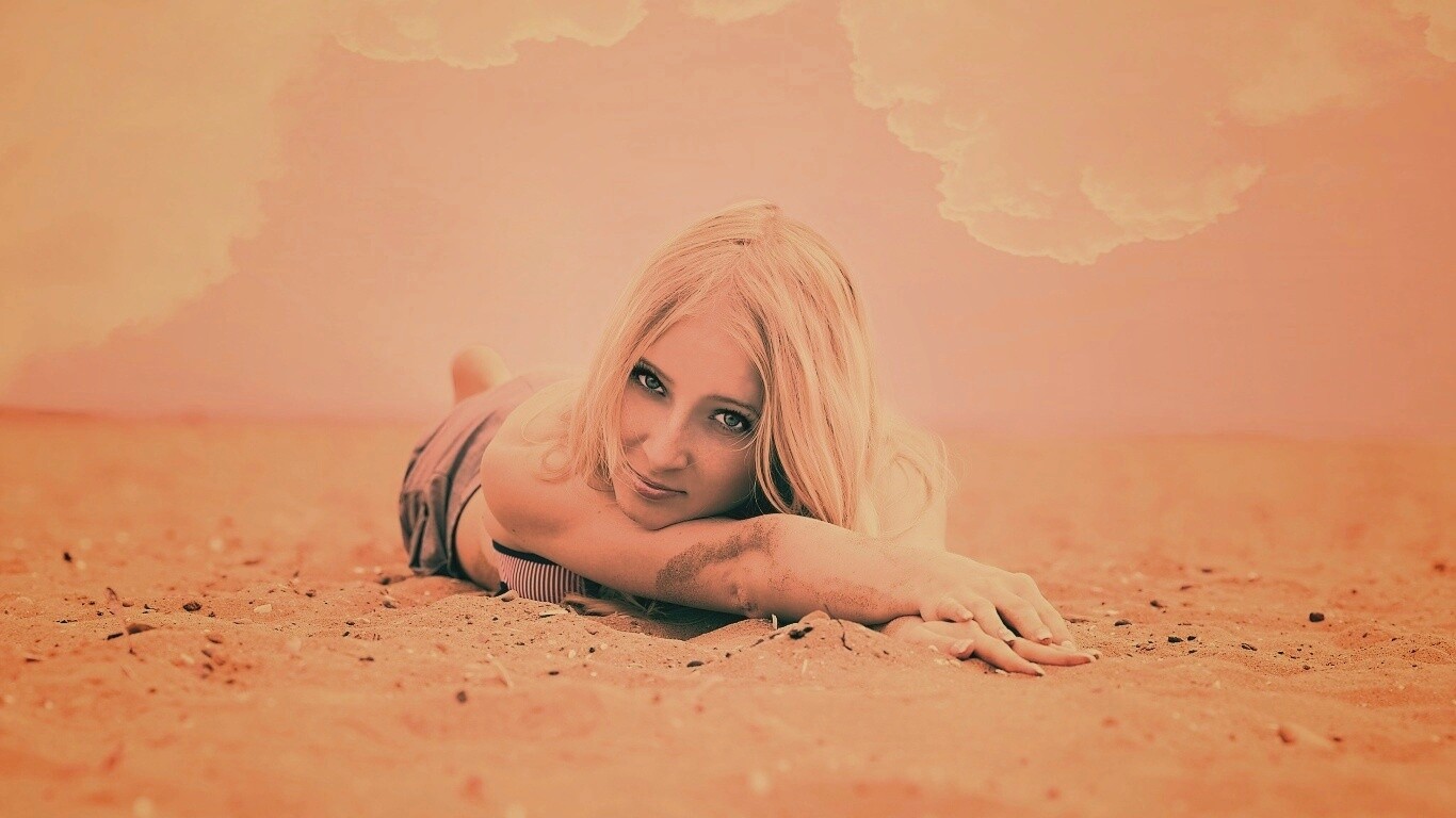 Девушка на песке обои