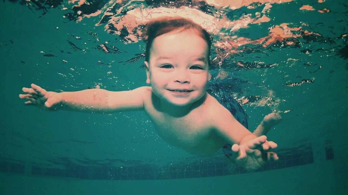 Маленький пловец обои