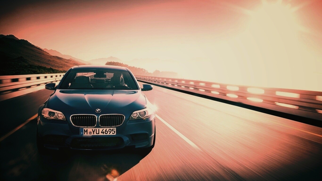 Синий БМВ на дороге обои