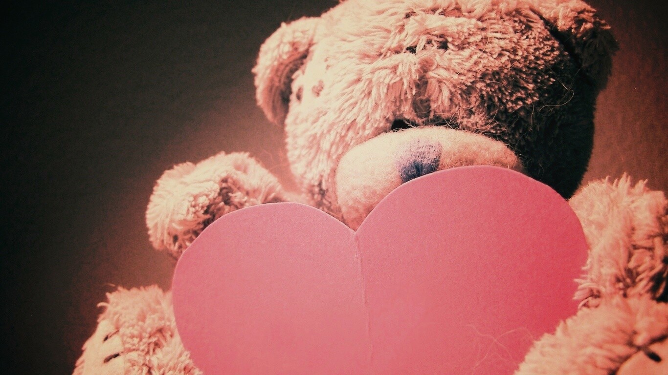 Мишка с сердцечком обои