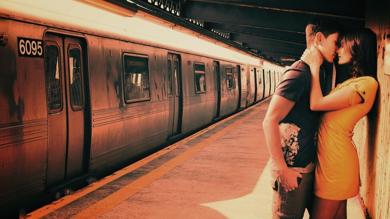 Прощание на станции метро обои