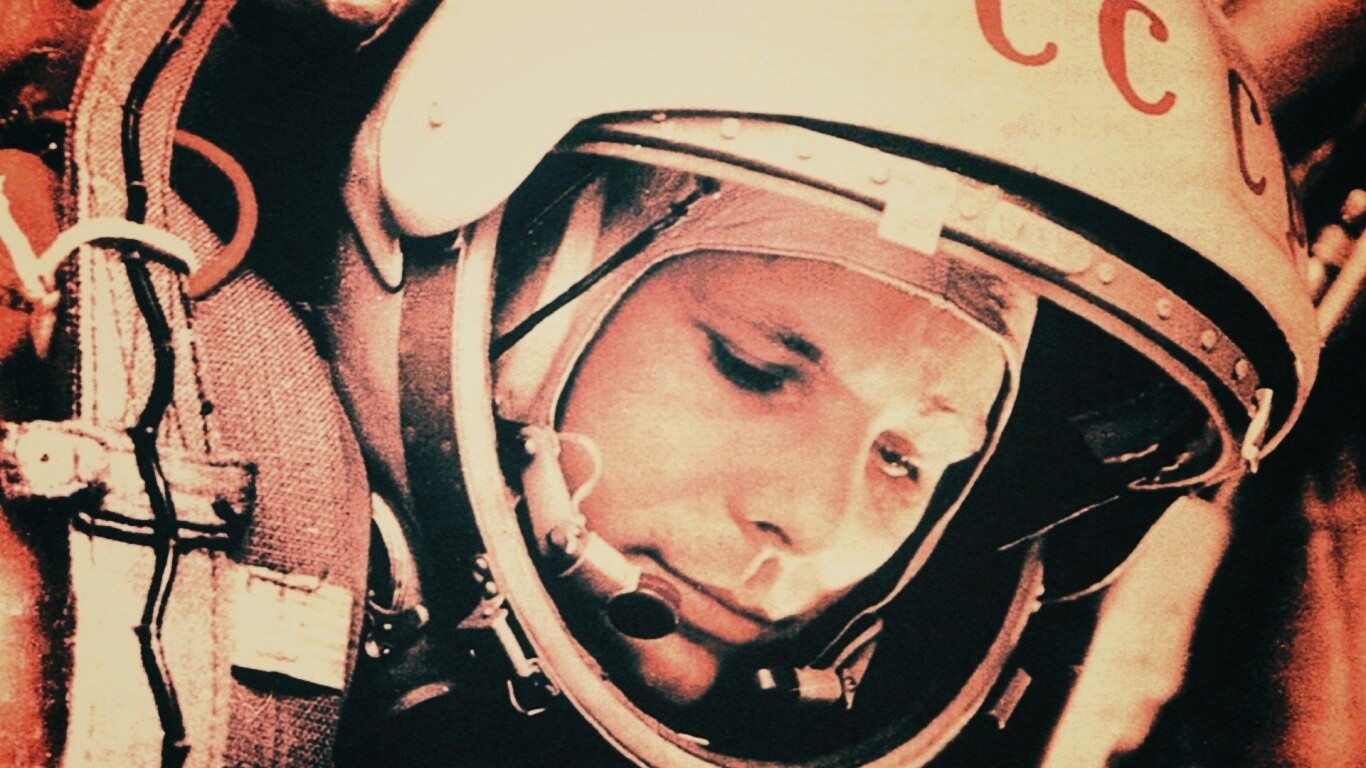 Юрий Гагарин в скафандре обои