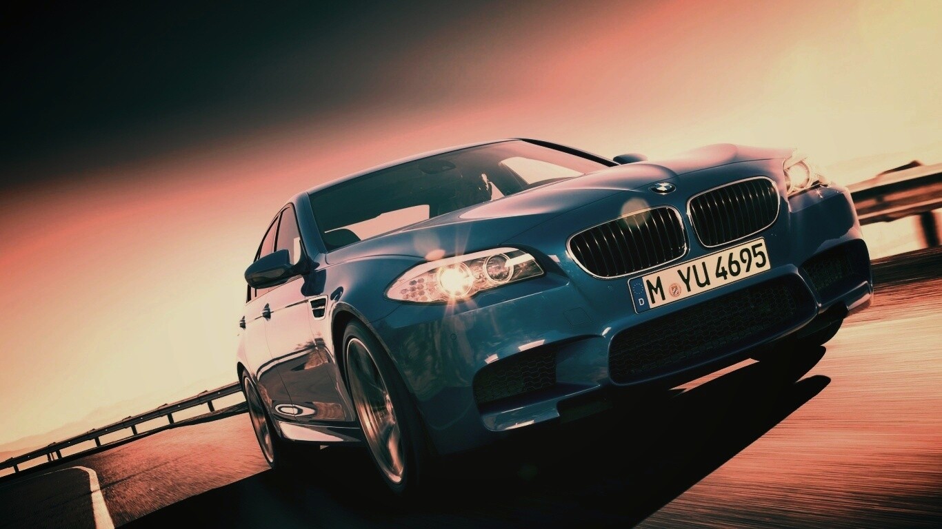 Синий БМВ на трассе обои