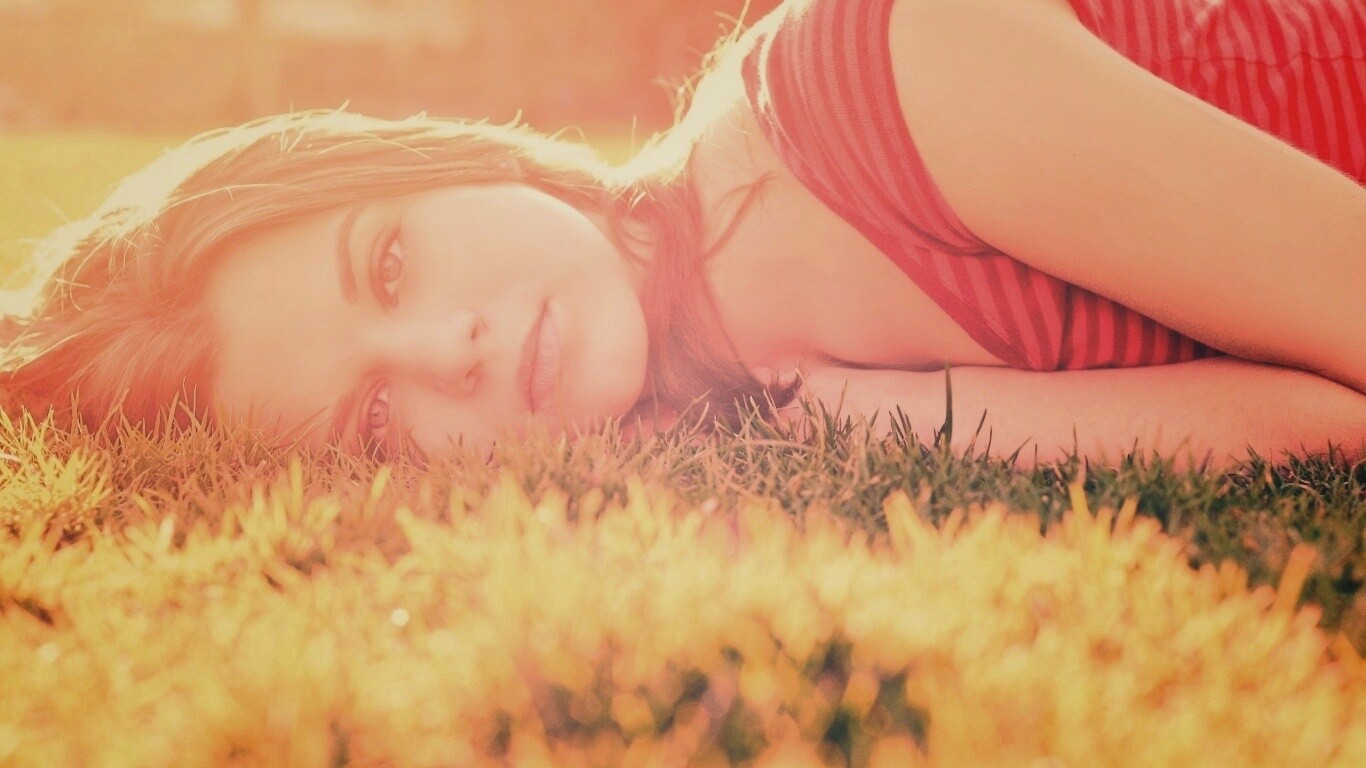 Девушка на траве обои
