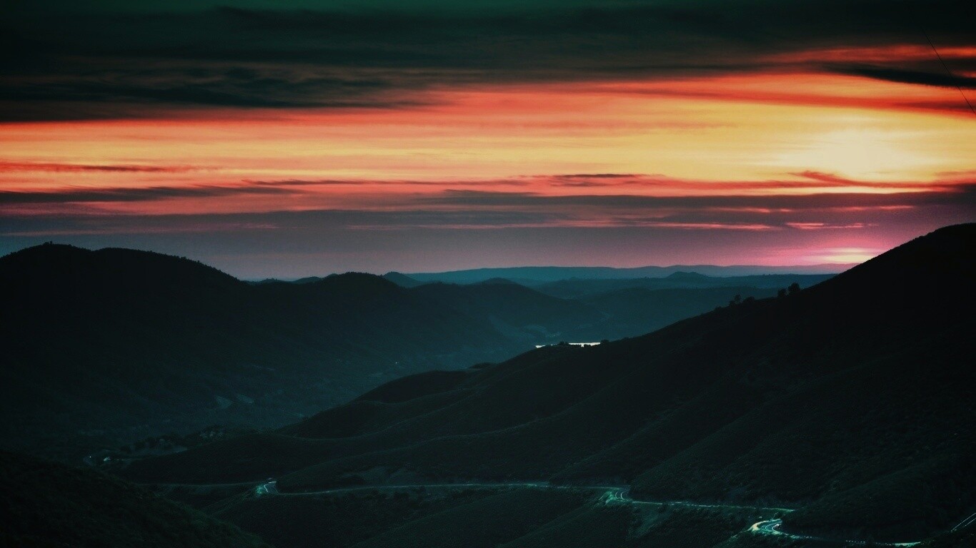 Дорога спускается с гор в долину обои