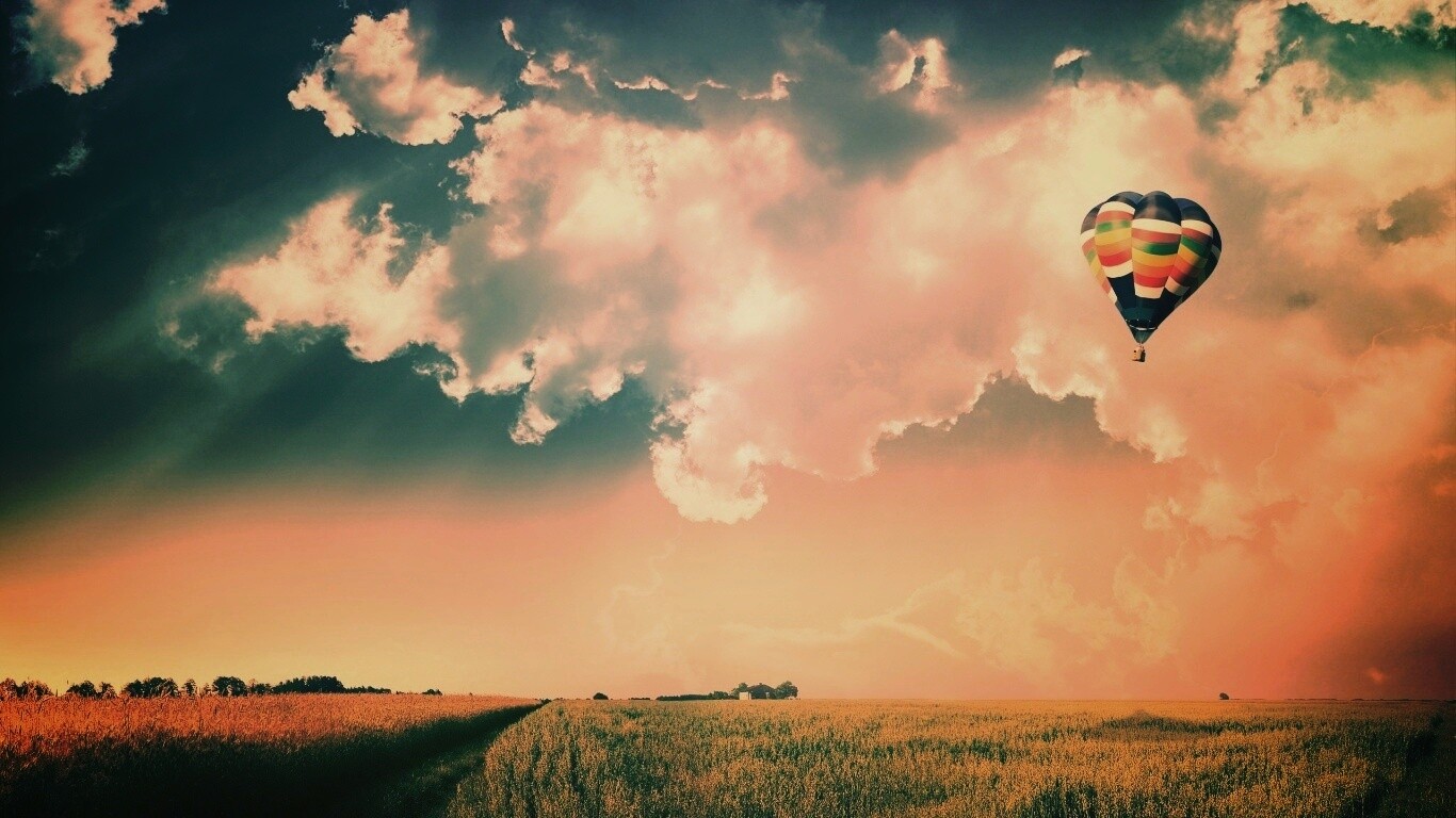 Воздушный шар над зеленым лугом обои