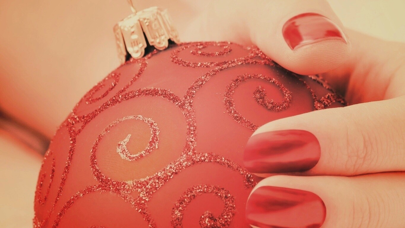 Елочная игрушка в руке обои