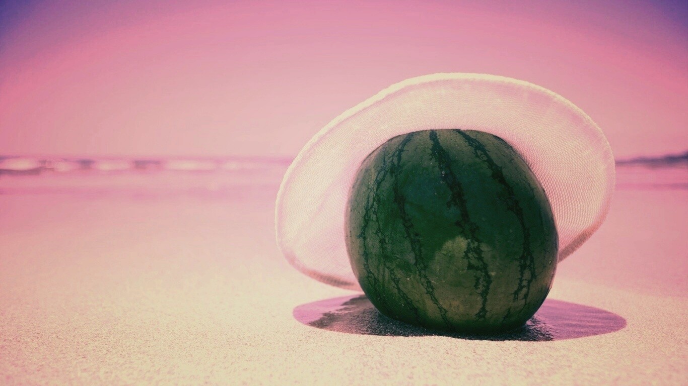 Арбуз в летней шляпке на пляже обои