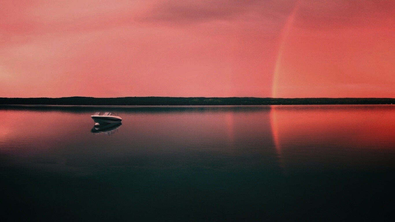 Катер на озере обои