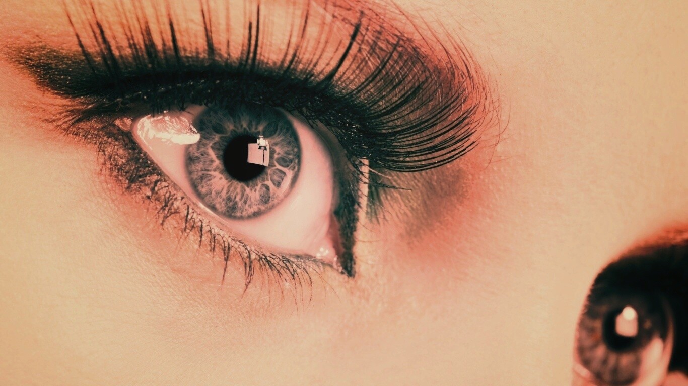 Глаза цвета стали обои