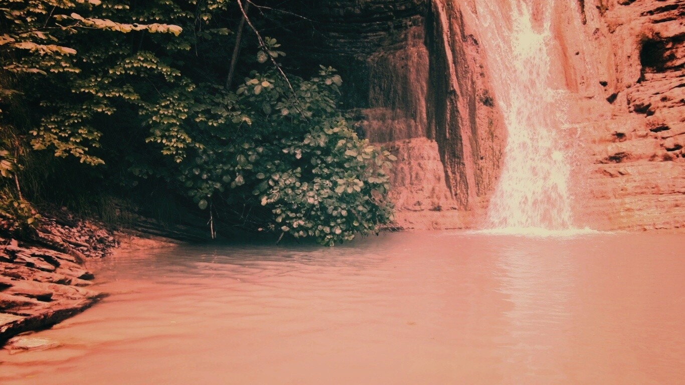 У водопада обои