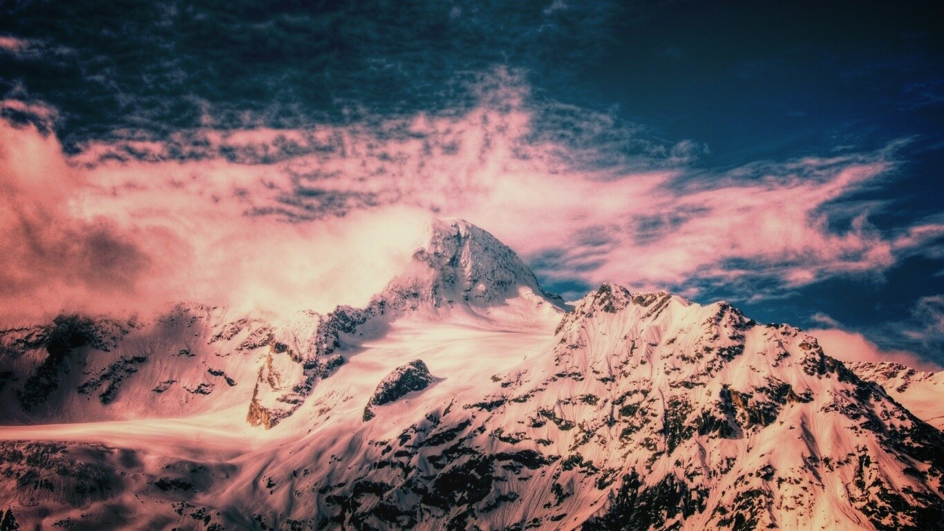 Снежные горные вершины на ветру обои