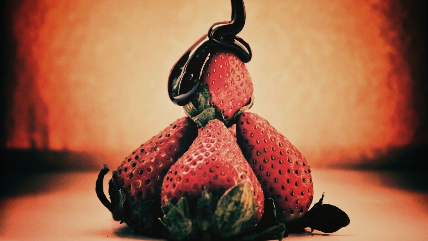 Аппетитная клубничка с шоколадом обои