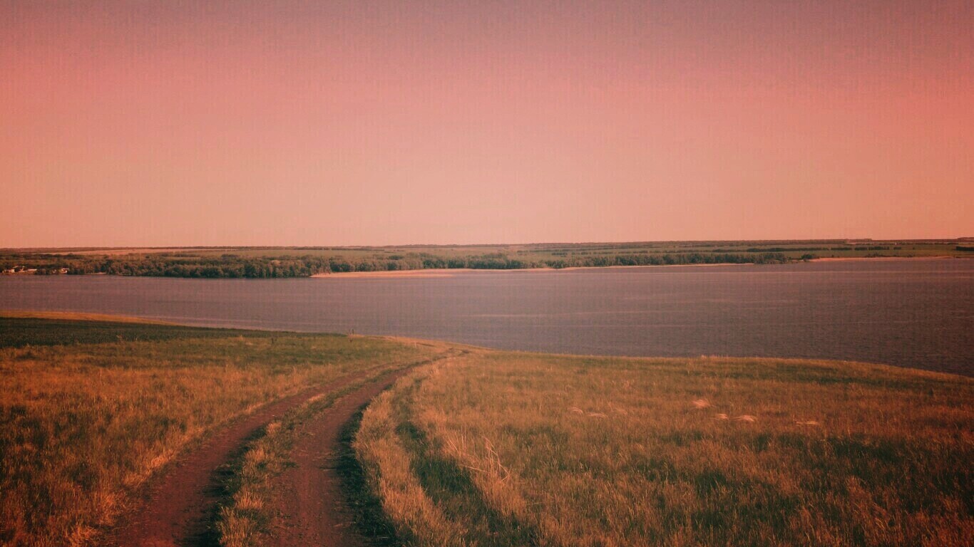 Дорога спускается к воде обои