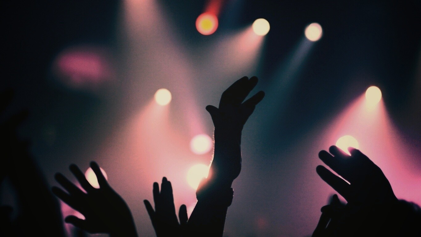Руки людей на концерте обои