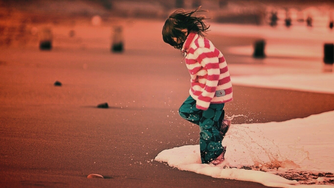 Ребенок и волна обои