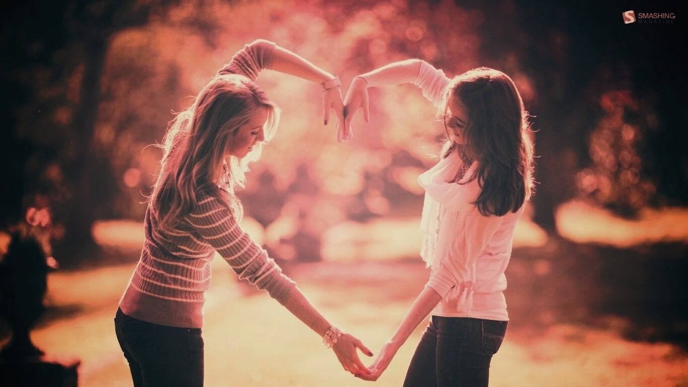 Две девушки и сердце из рук обои