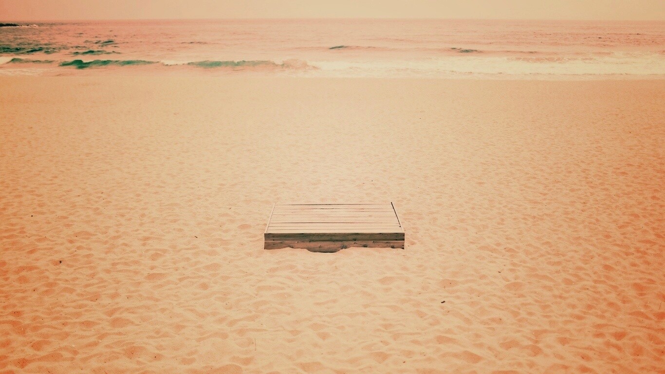 Ящик на пляже обои