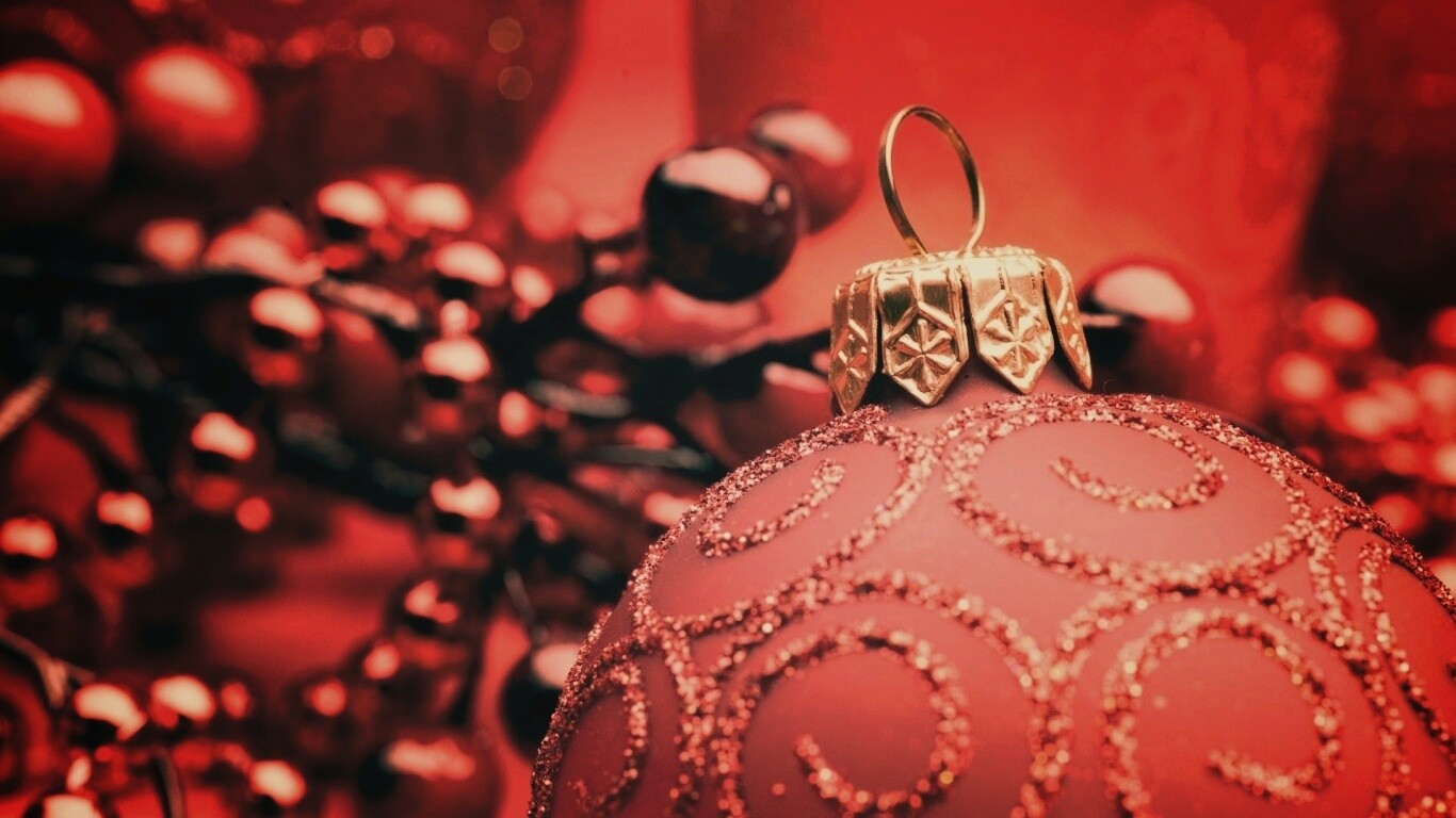 Красная ёлочная игрушка обои