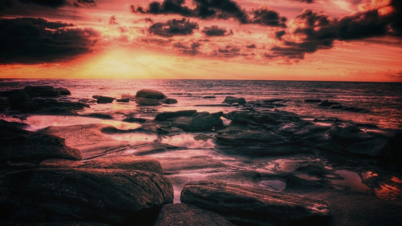 Каменистый берег на закате обои