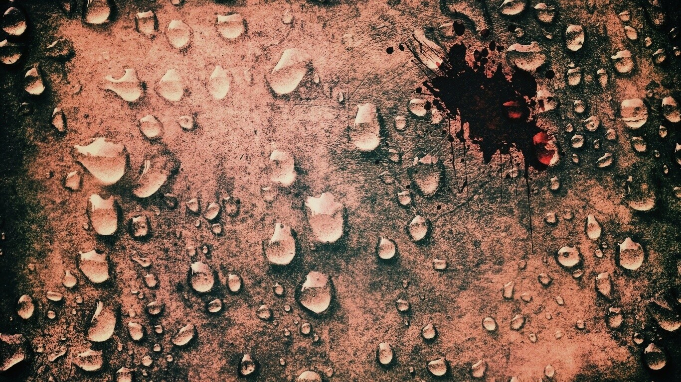 Кровавое пятно и капли воды обои