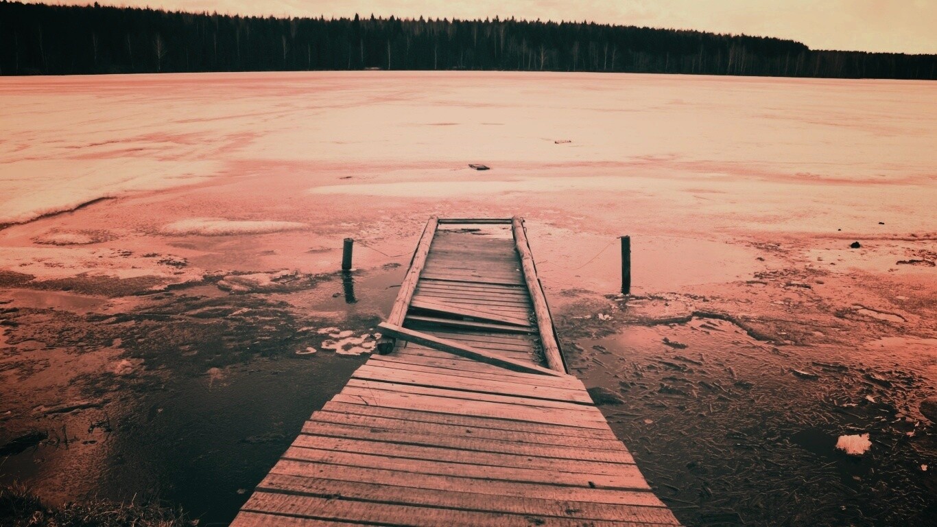 Пирс на замерзшем озере обои