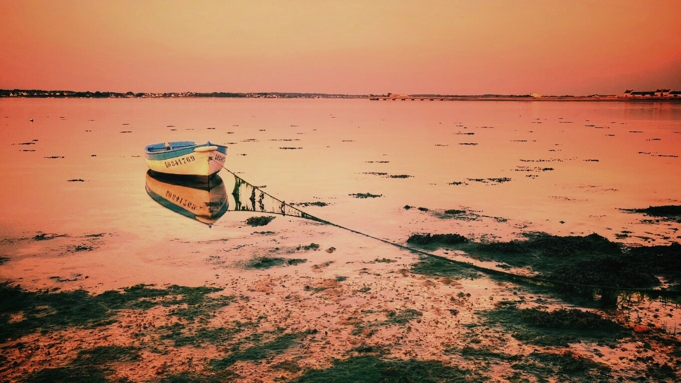 Лодка на илистом берегу обои