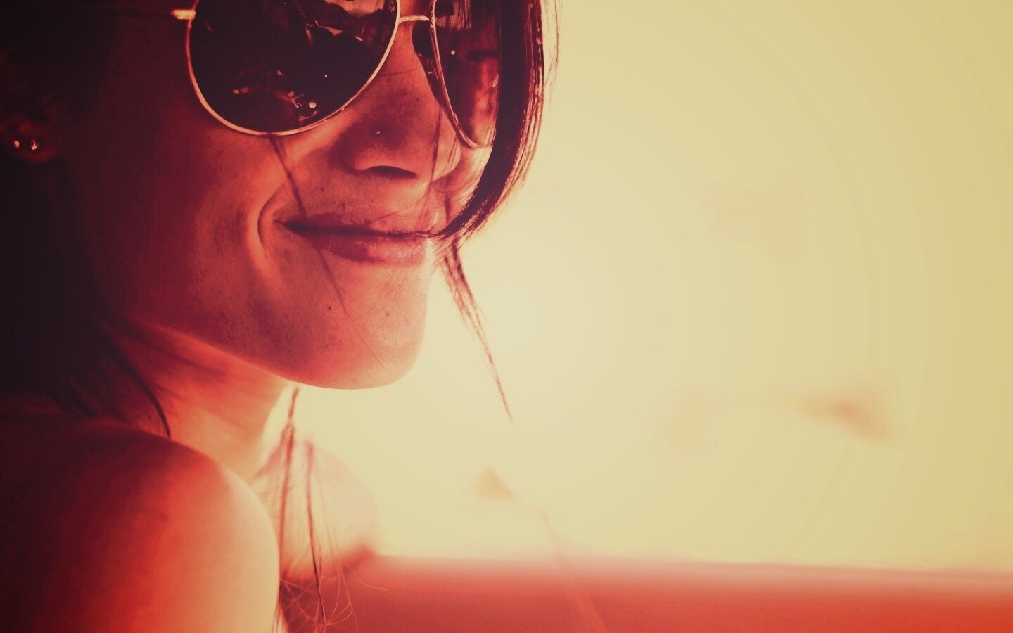 Девушка в очках обои