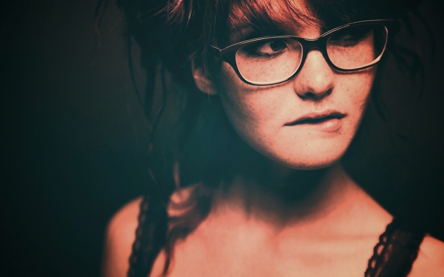 Рыженькая кусает губу обои