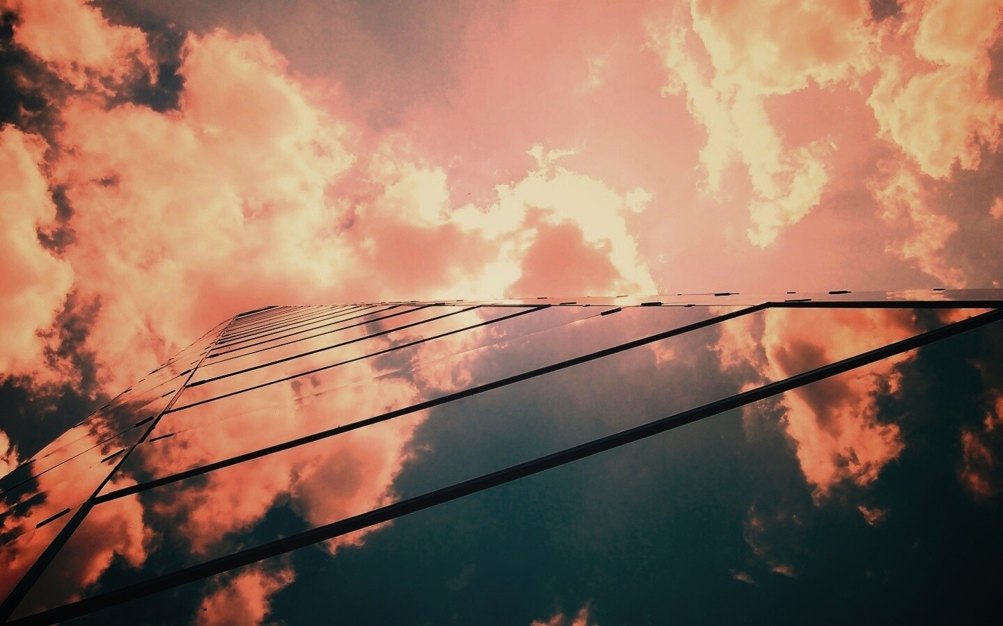 Стеклянный небоскреб уходящий в небо обои