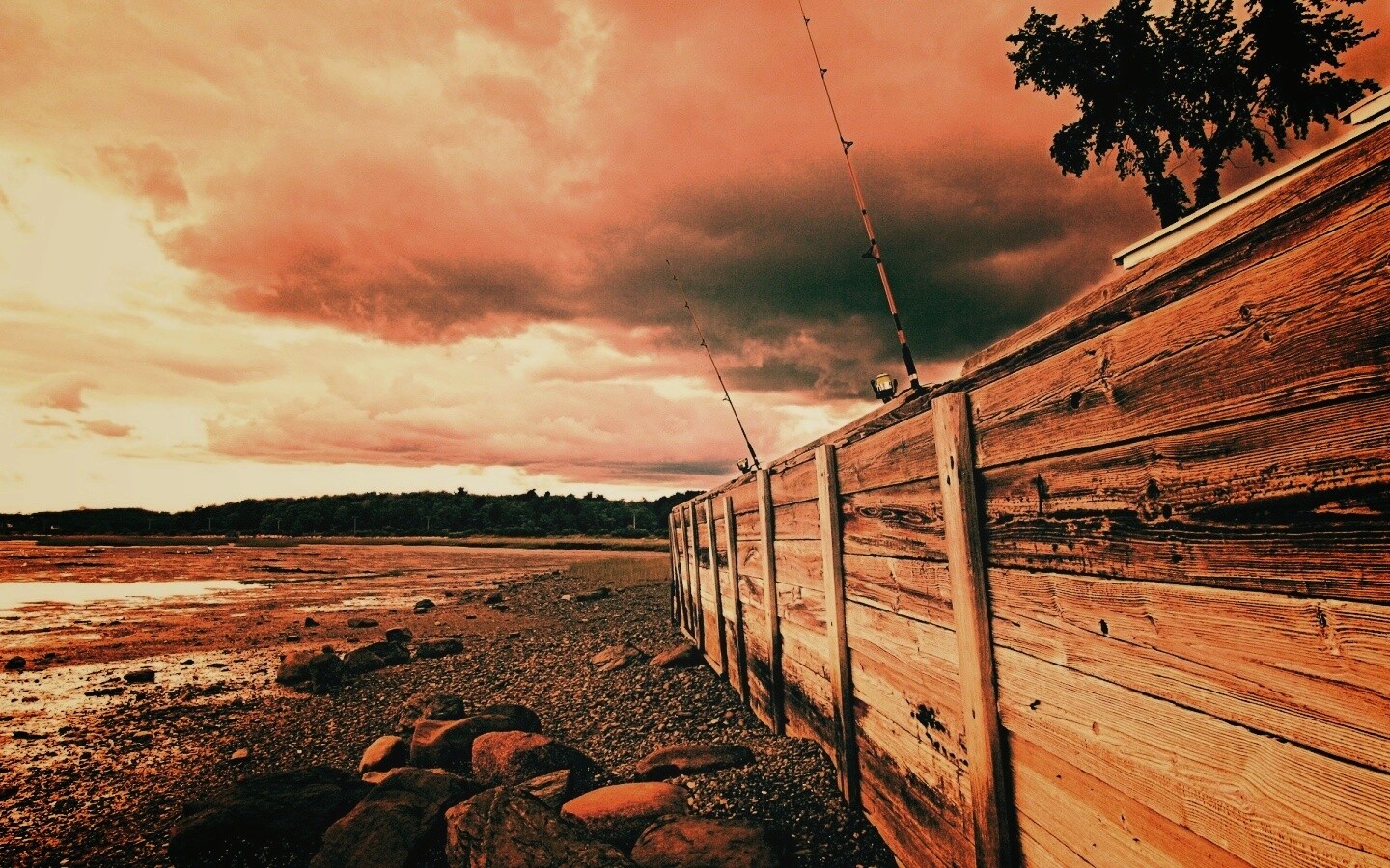 Отлив у деревянной набережной обои