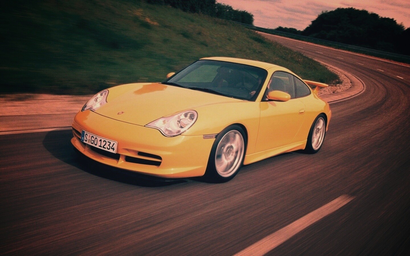 Желтый порш на повороте обои