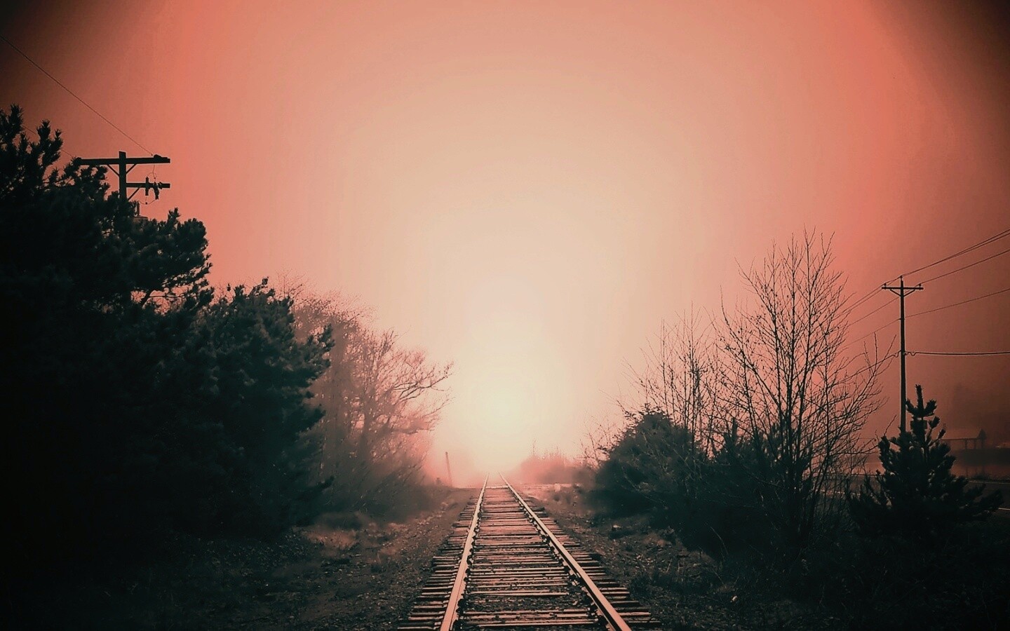 Железная дорога уходит в туман обои
