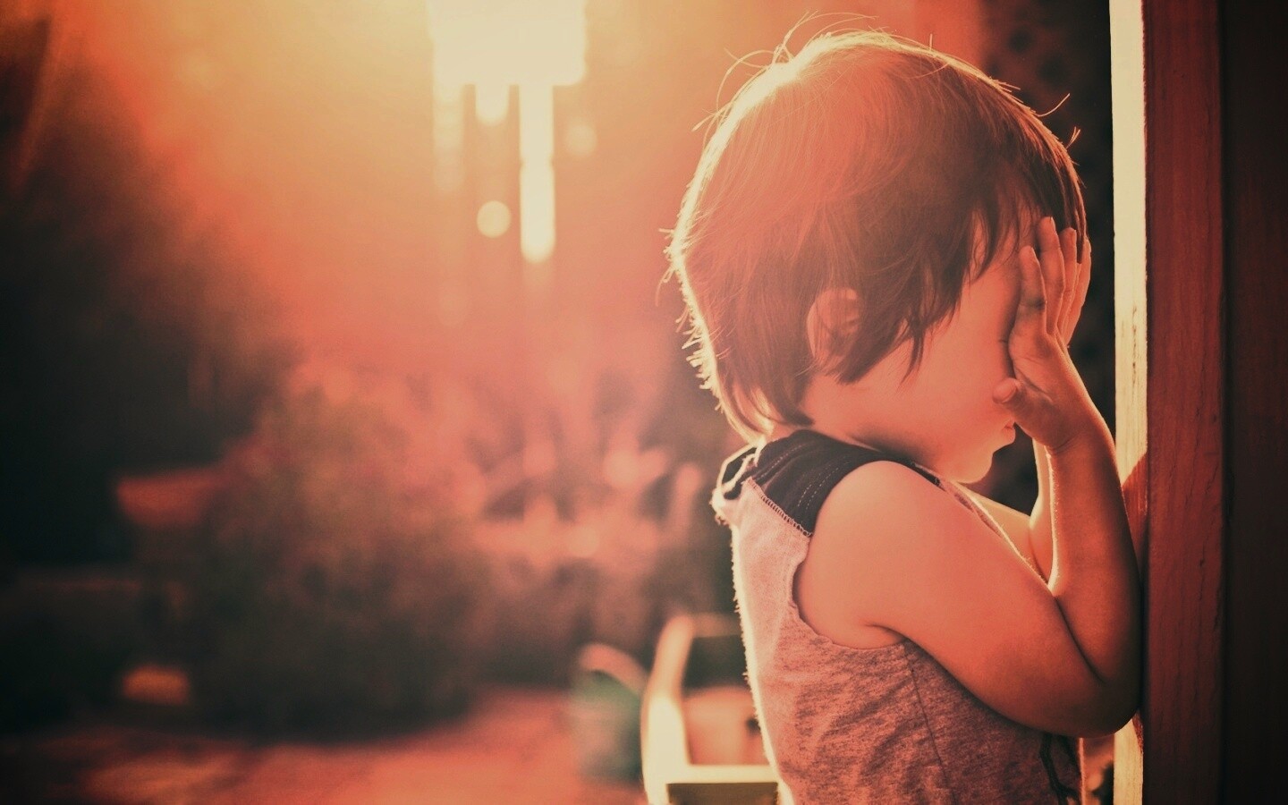 Малыш играет в прятки обои