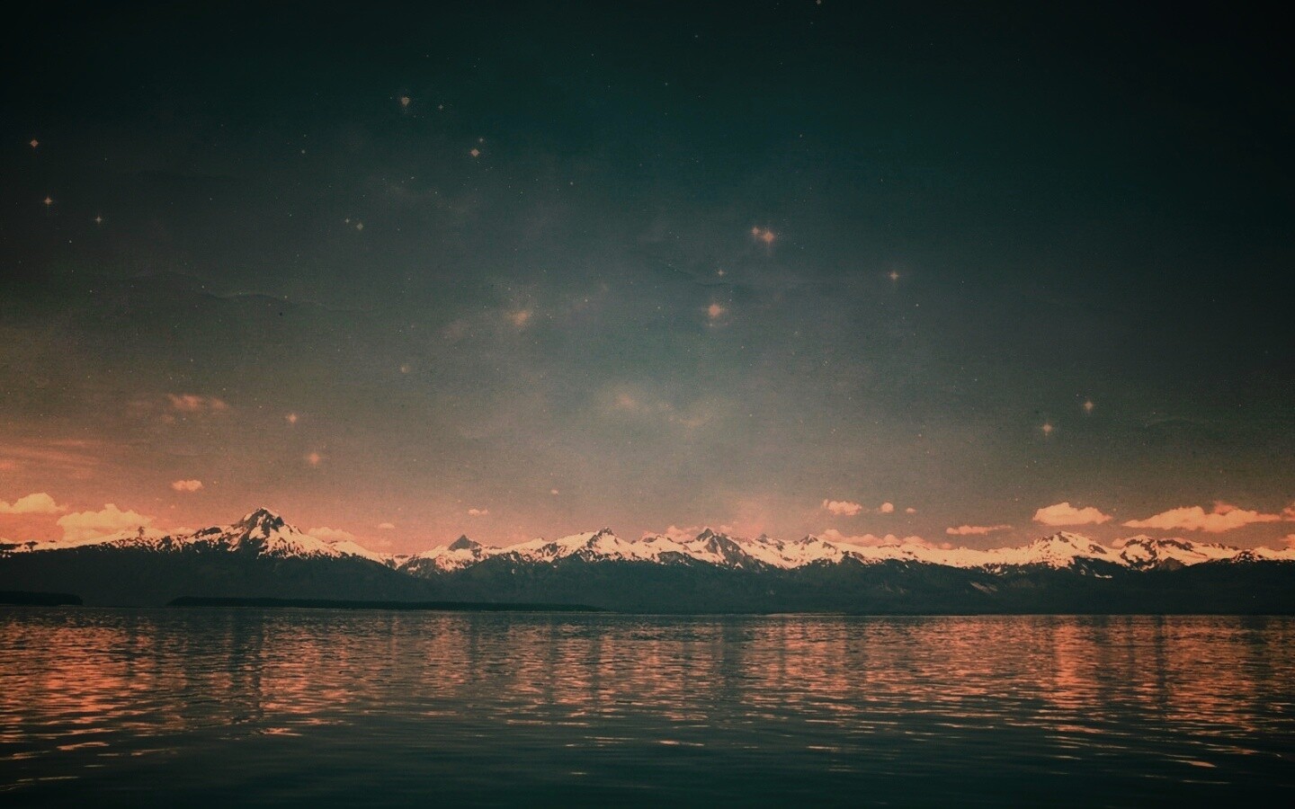 Горы за морем обои