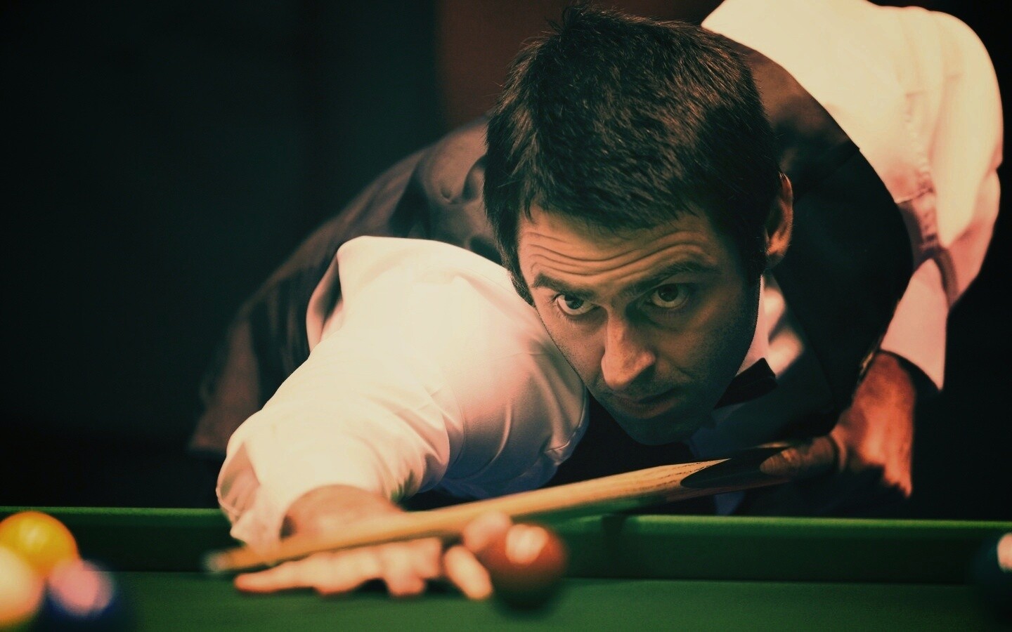 Игрок в бильярд обои