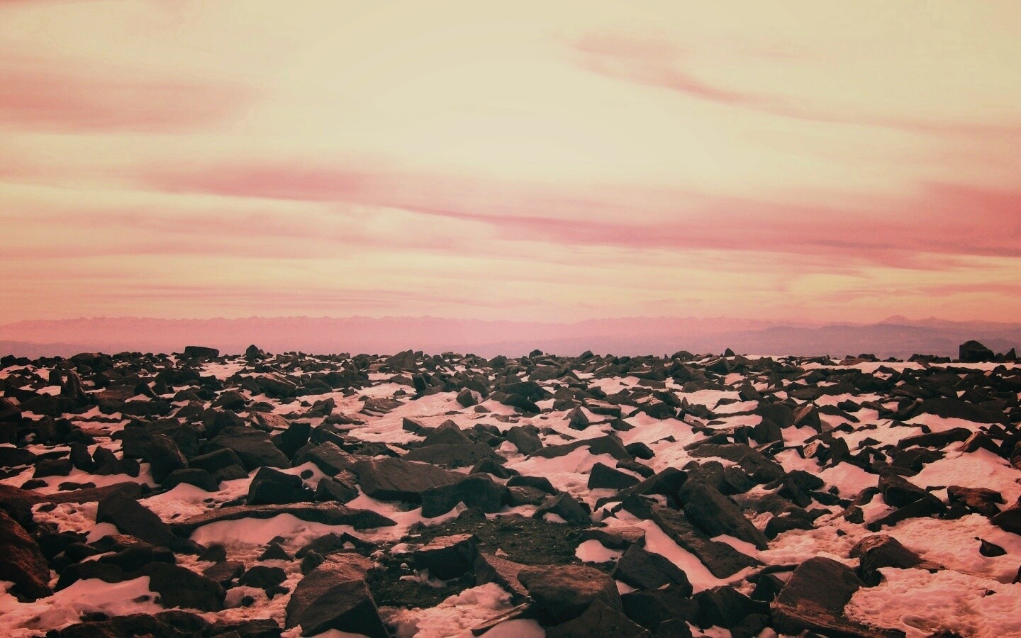 Заснеженная каменистая равнина обои