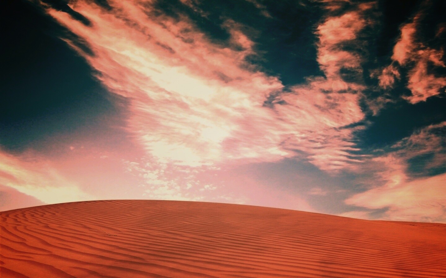 Облака над пустыней обои