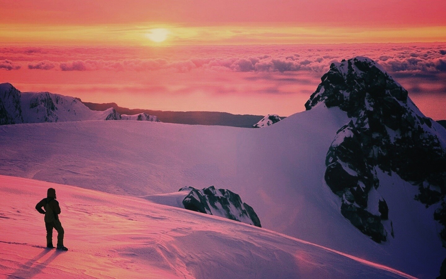 Путешественник в горах обои