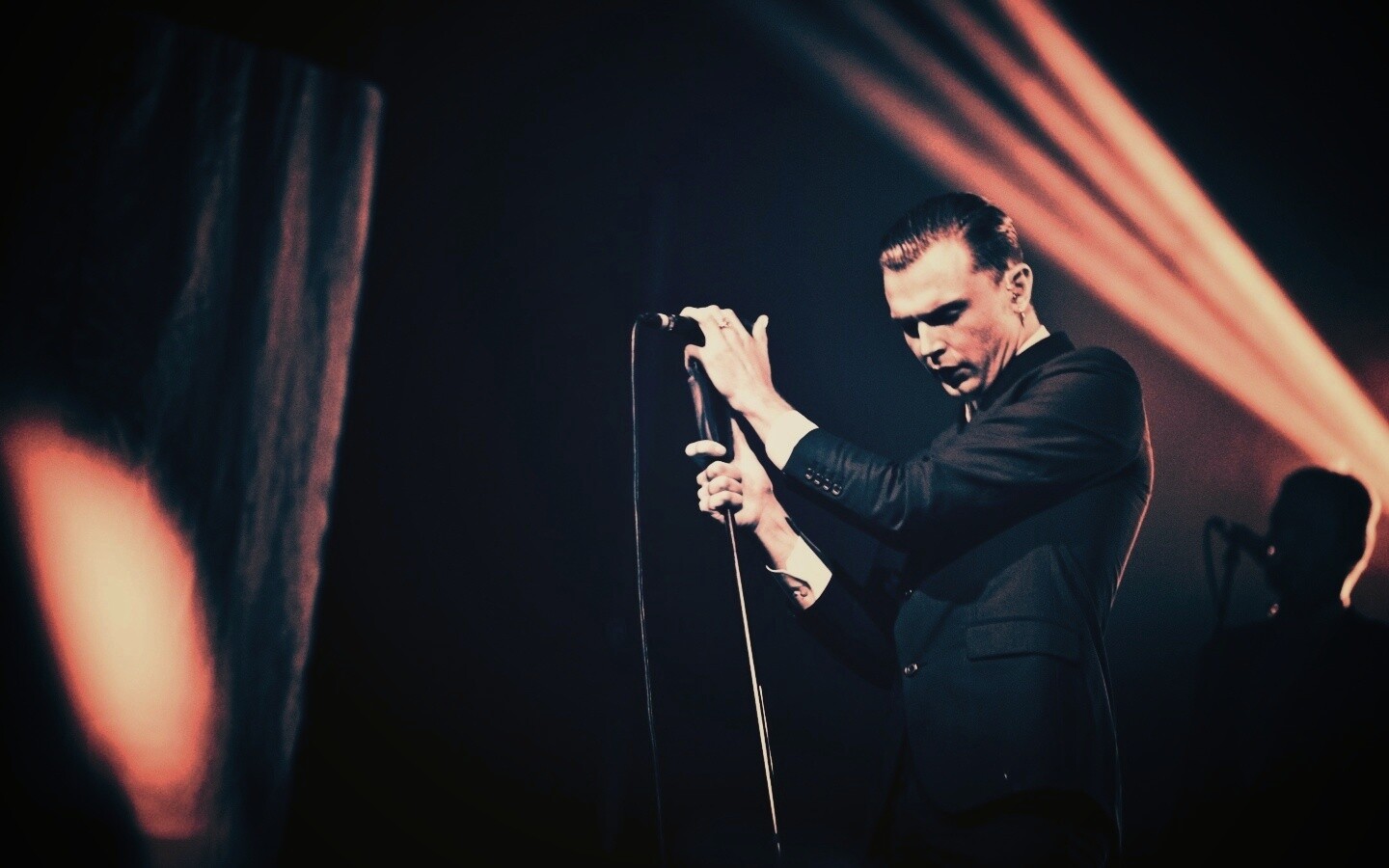 Тео Хатчкрафт на сцене обои