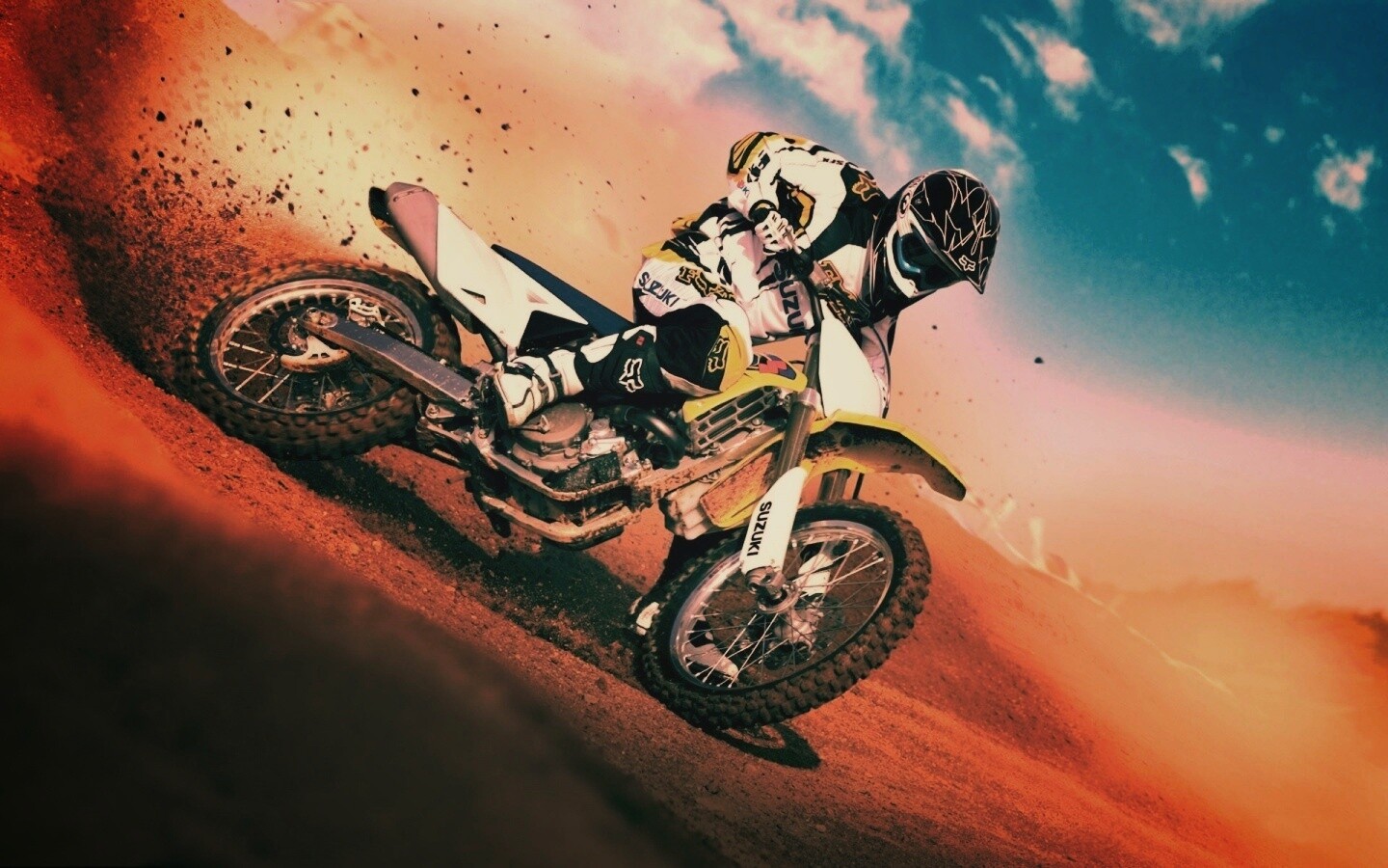 Мотоциклист на кроссовом байке обои