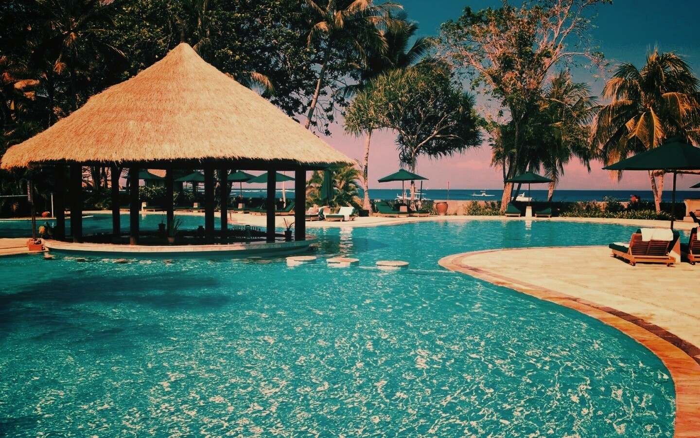 Бассейн отеля обои