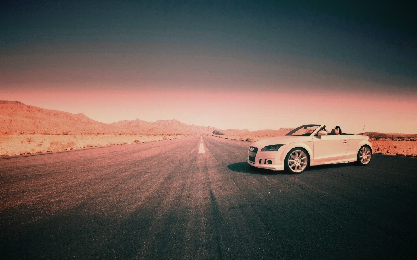 Кабриолет Ауди на пустынной дорге обои