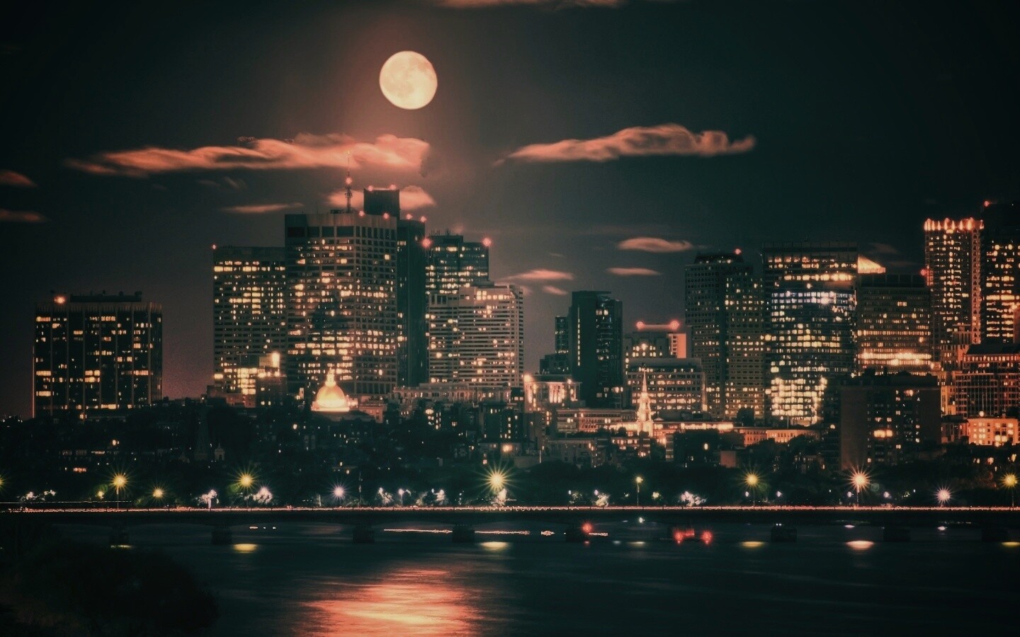 Луна над мегаполисом обои