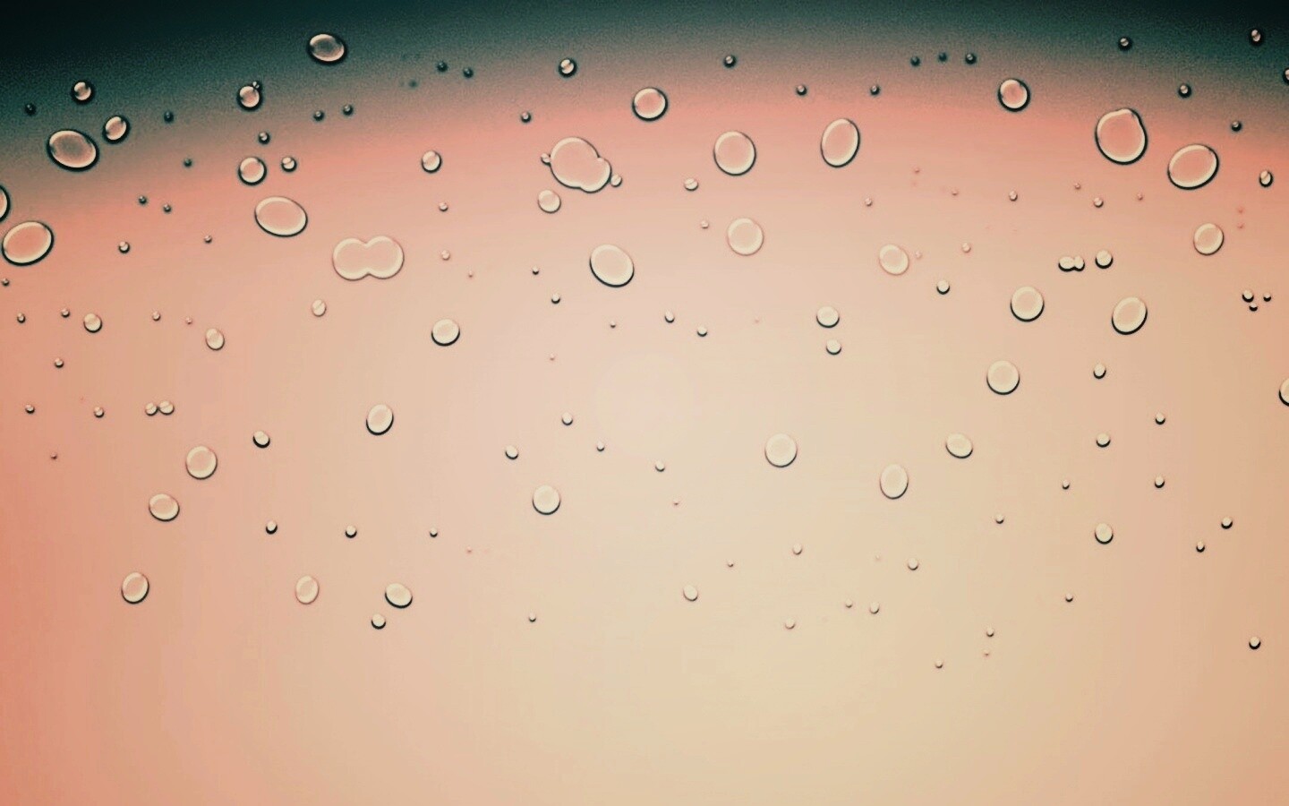 Капли на светлом фоне обои