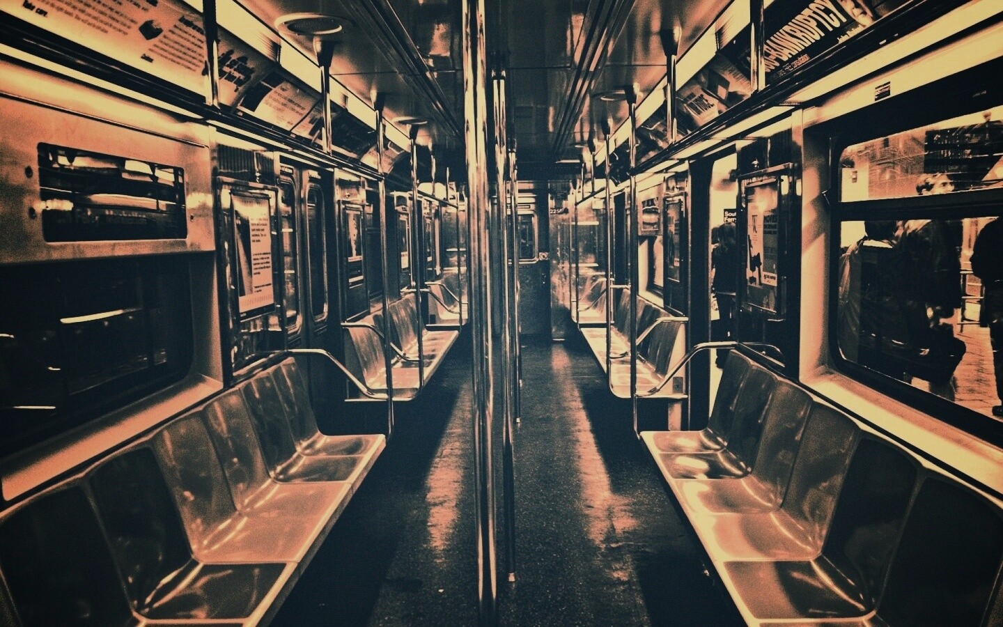 Пустой вагон метро обои