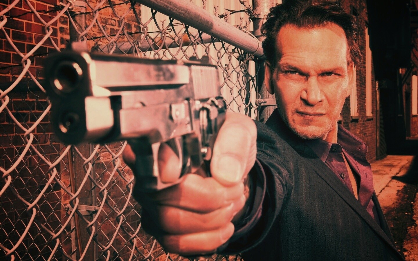 Патрик Суэйзи с пушкой обои