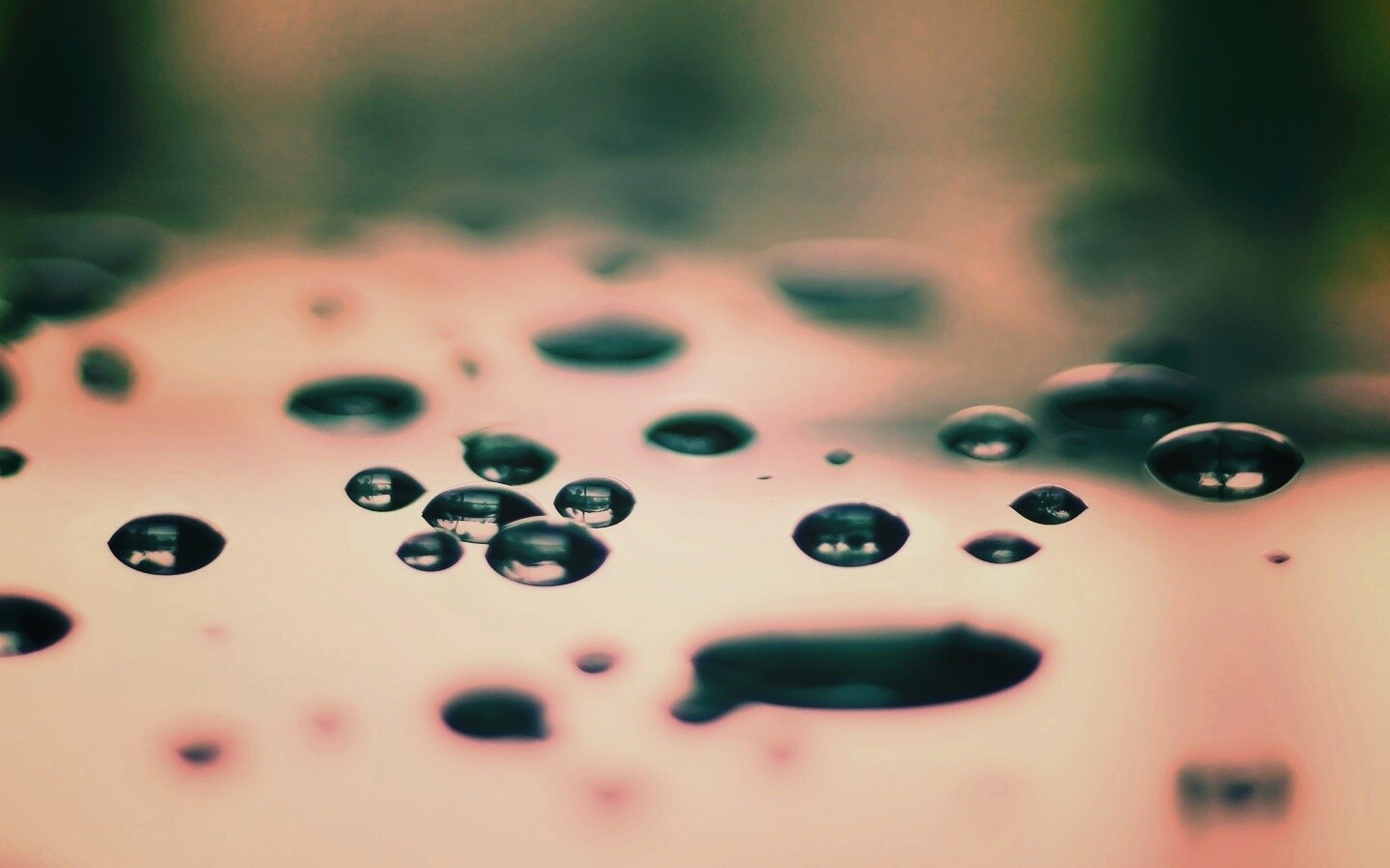 Темные капли на зеркальнйо поверхности обои
