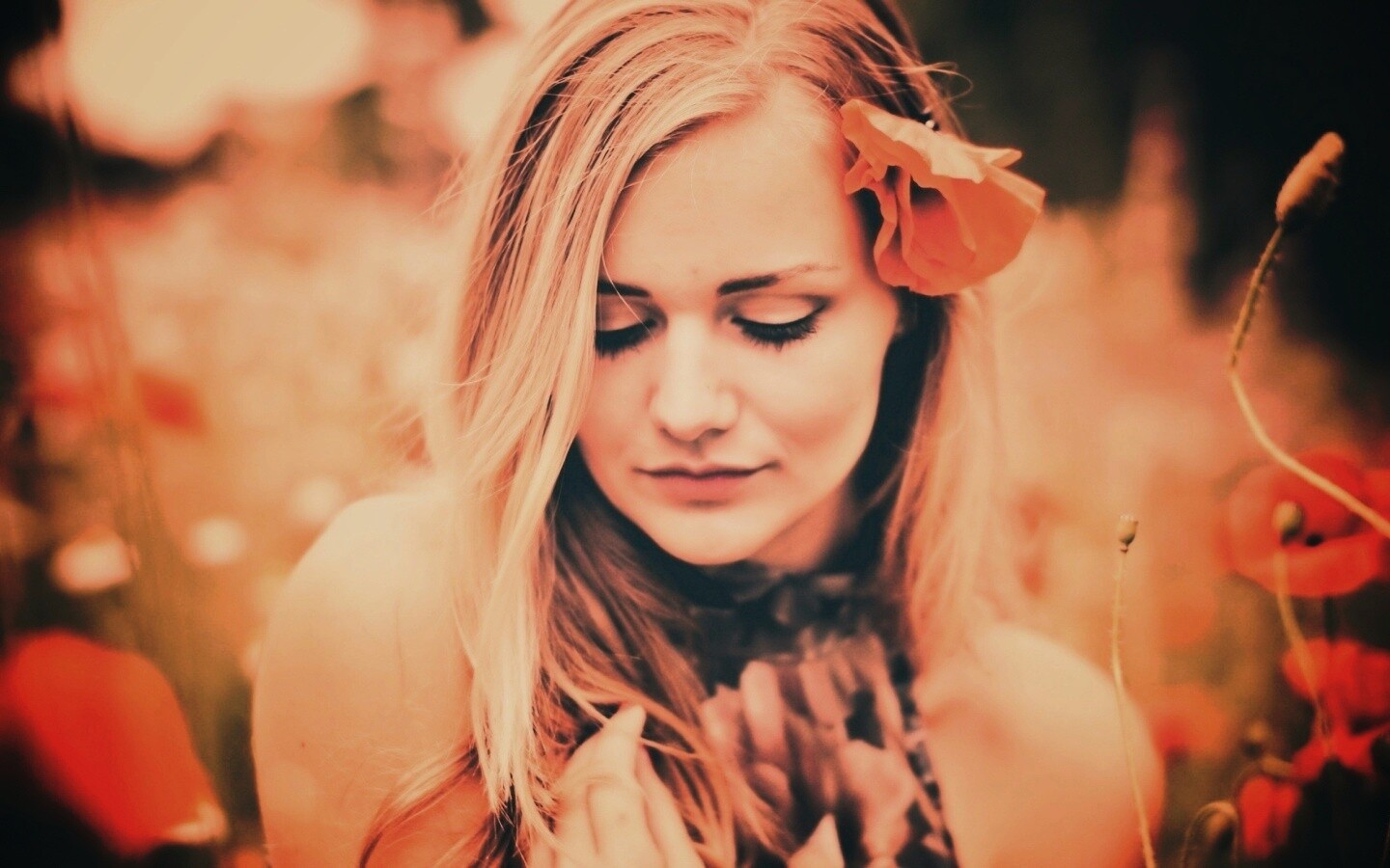 Блондинка в маках обои