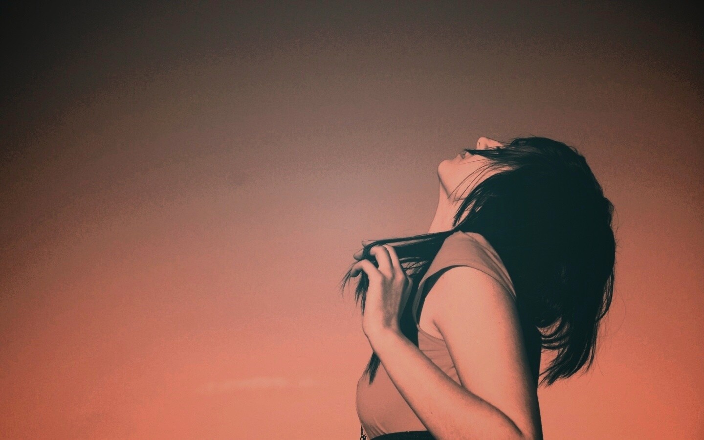 Взгляд брюнетки в небо обои